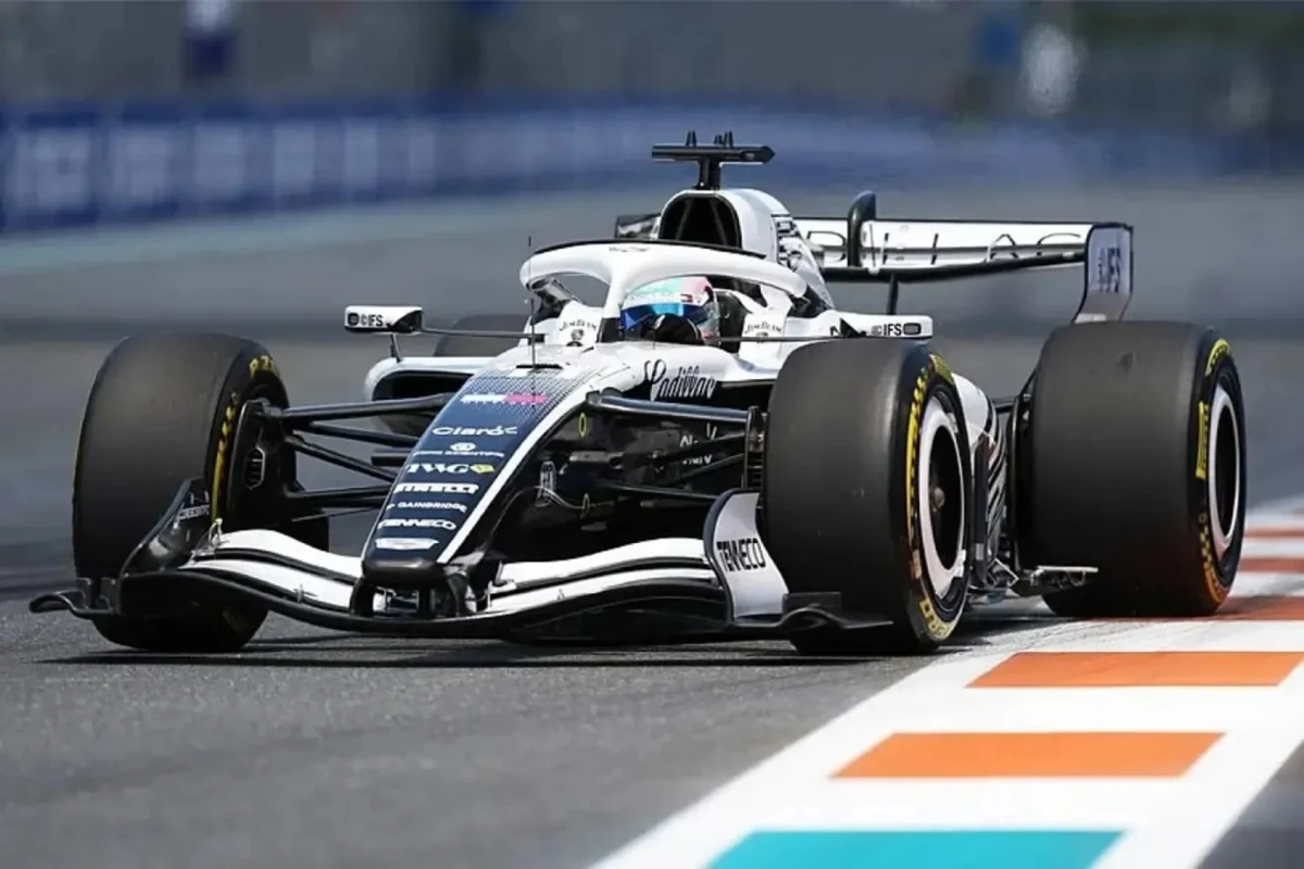 Checo Pérez cumple en Silverstone, Verstappen fracasa