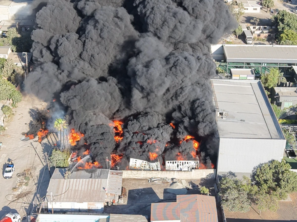 Fuerte incendio en recicladora de plástico moviliza a Bomberos en el Mariano Matamoros