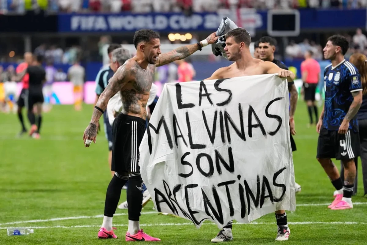 Un político pide expulsar de Inglaterra a los jugadores argentinos que lucieron la pancarta de Las Malvinas