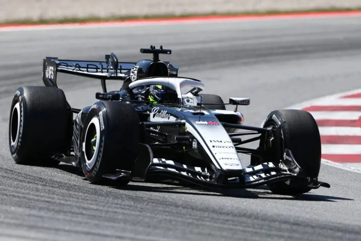 Checo Pérez aprovecha el caos de la salida para subir cinco puestos