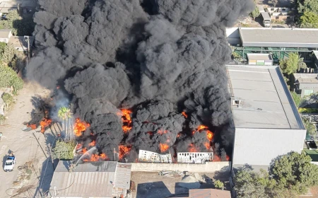 Fuerte incendio en recicladora de plástico moviliza a Bomberos en el Mariano Matamoros