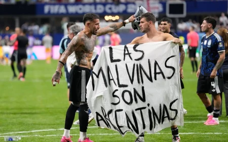 Un político pide expulsar de Inglaterra a los jugadores argentinos que lucieron la pancarta de Las Malvinas