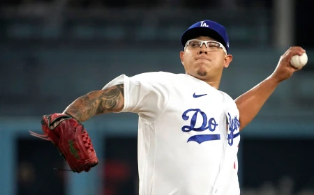Julio Urías reaparece en campo de beisbol tras abrupta salida de los Dodgers por violencia