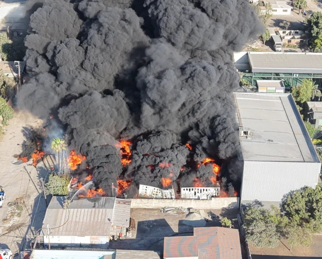 Fuerte incendio en recicladora de plástico moviliza a Bomberos en el Mariano Matamoros