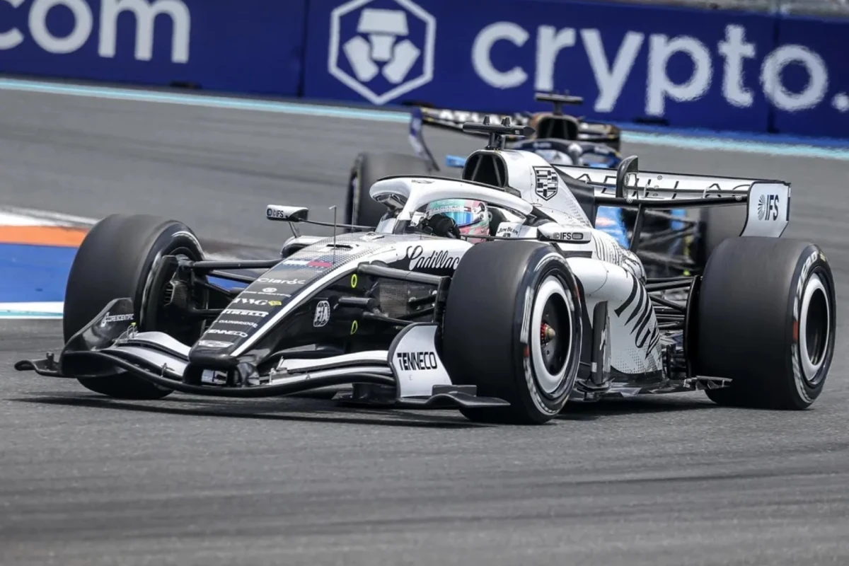 Checo Pérez empieza los Libres 1 con un triste decimonoveno puesto... Verstappen es el más rápido
