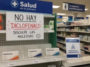 Farmacias reportan escasez de diclofenaco ante llegada del Vans Warped Tour a México