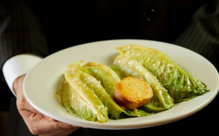 La verdadera historia de la Ensalada César: origen, mitos y evolución hasta hoy