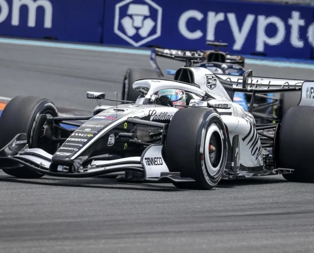 Checo Pérez empieza los Libres 1 con un triste decimonoveno puesto... Verstappen es el más rápido