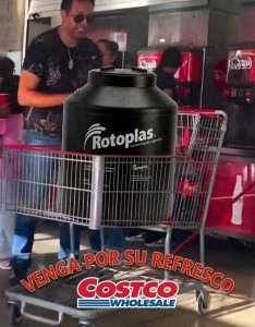 A ver, ¿qué pasó aquí? Cliente de Costco es captado rellenando garrafones con refresco